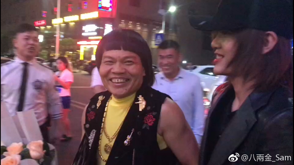 直至現時八両金依然保留住冬菇頭髮型,北上登台等都會以經典造型現身。