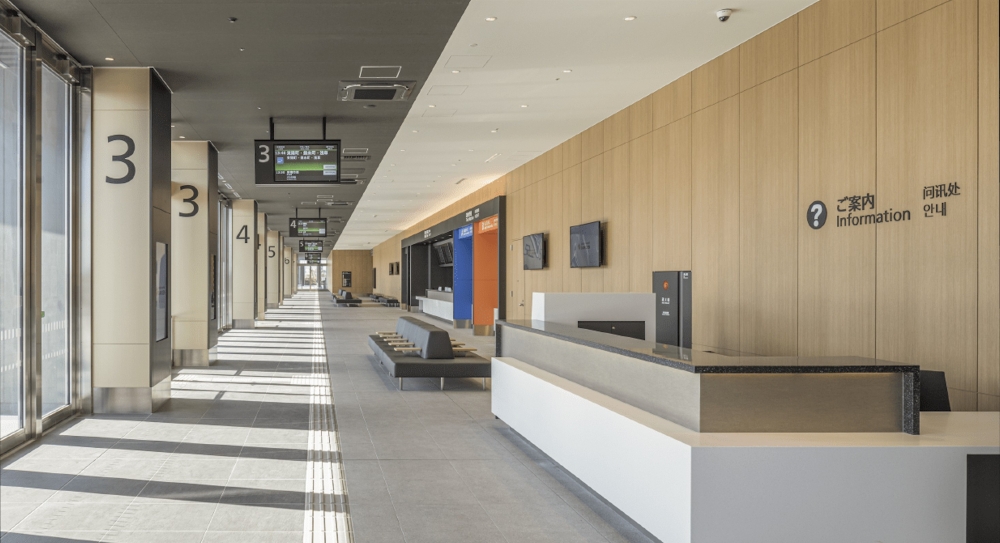 羽田機場花園地下設有大型巴士總站，提供多條巴士路線前往市中心各區和著名景點！