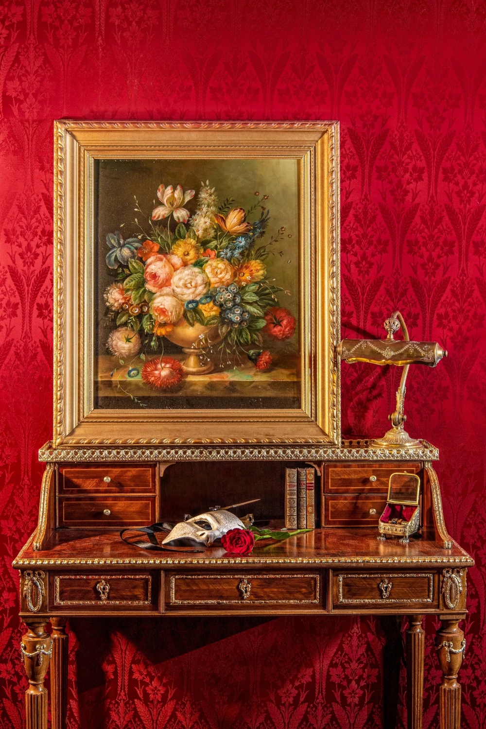 梳妝台上擺放著《歌劇魅影》的代表物件：魅影面具和紅玫瑰！