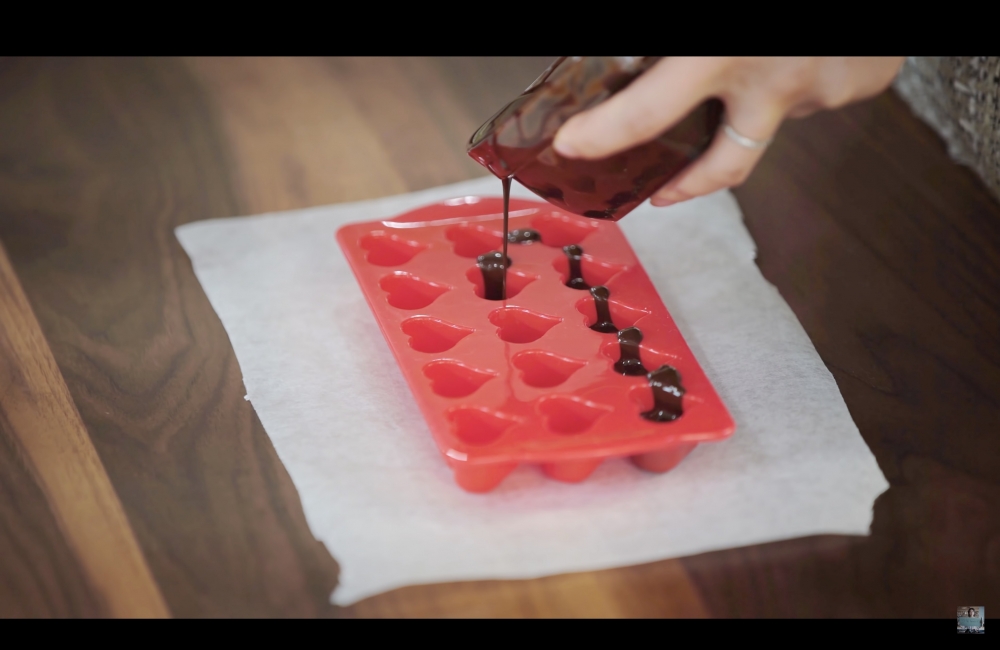 將黑朱古力倒入模具。