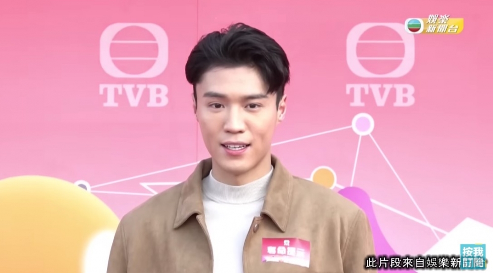 25歲嘅丁子朗參選香港先生後入行，近年佢備受力捧，不但出演多套電視劇，更做埋主持。