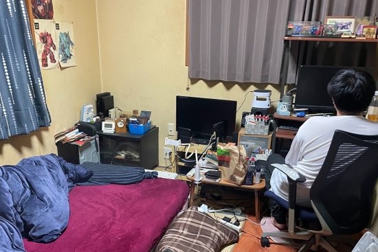 倉田正則即使已經年過40，仍住喺從小成長嘅房間。