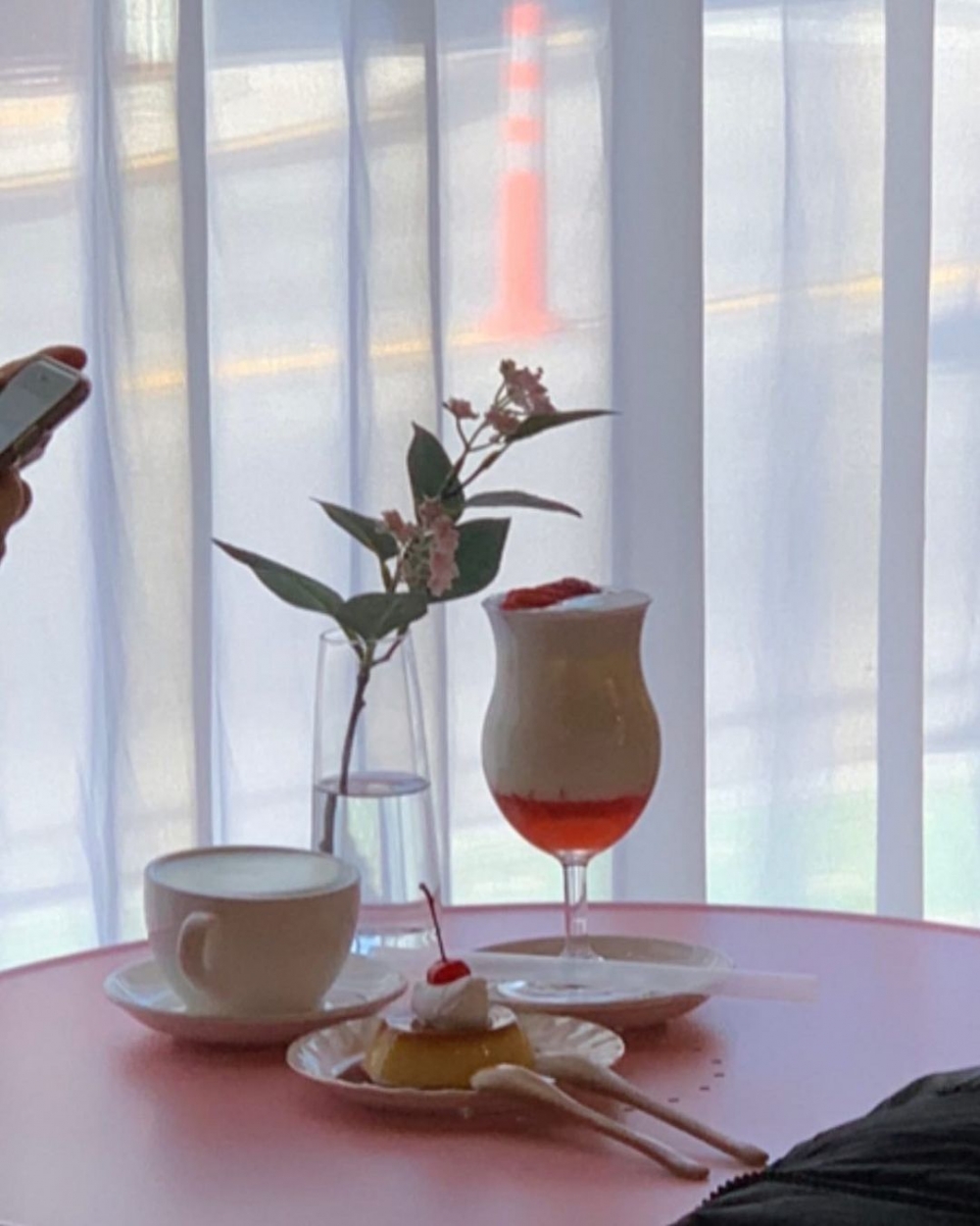 想更清楚睇到櫻花，可選擇窗邊的座位。