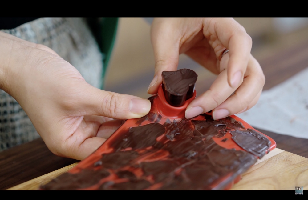 待朱古力完全凝固後，即可進行脱模！