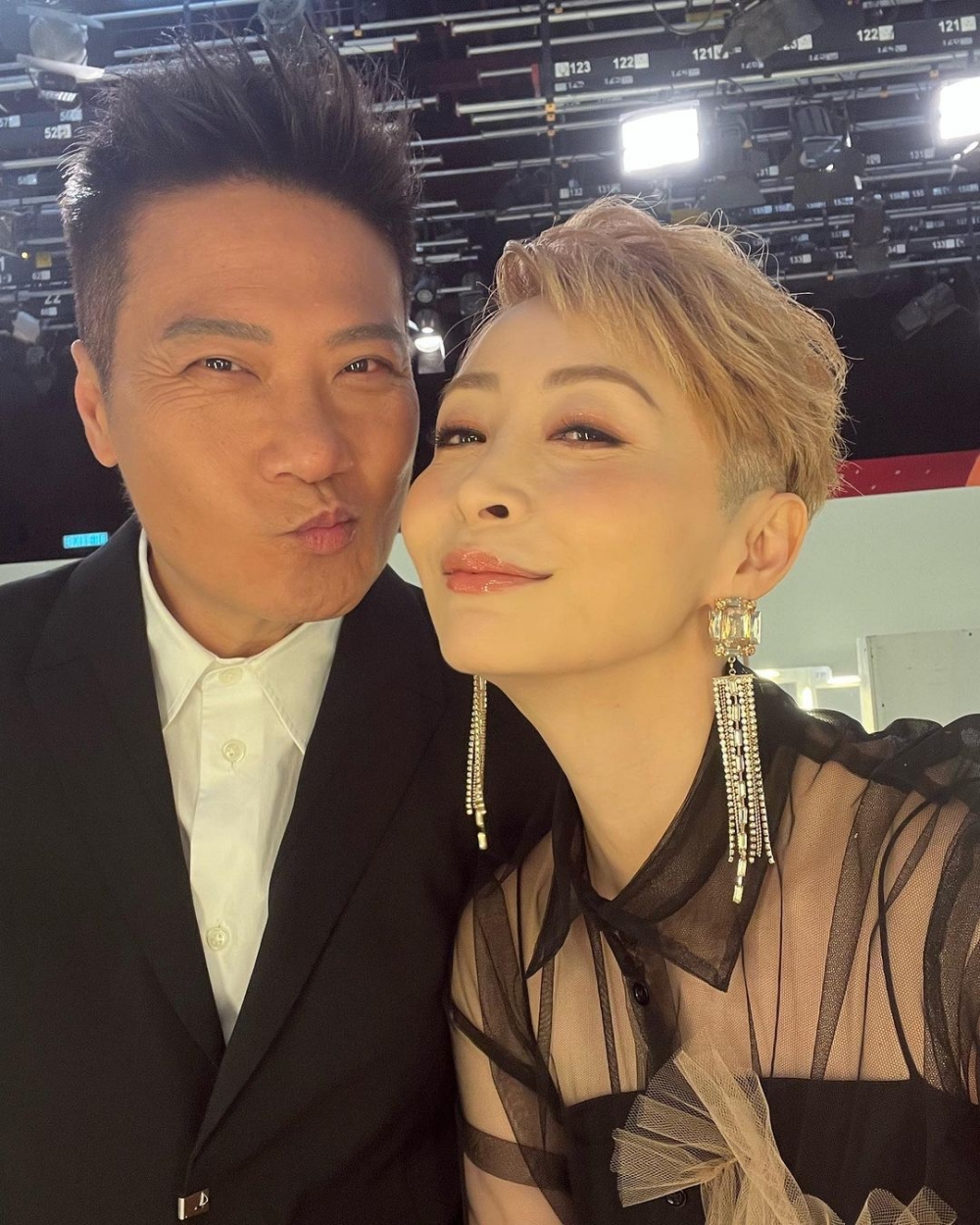 錢嘉樂同湯盈盈於2007年開始拍拖，交往5年後兩人2012年喺海洋公園內成婚