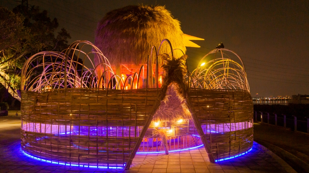 北投燈區以「嶼鳥共舞」為主題，主燈設計邀請在地藝術家以竹編藝術表現出鳥與鳥巢的樣態。