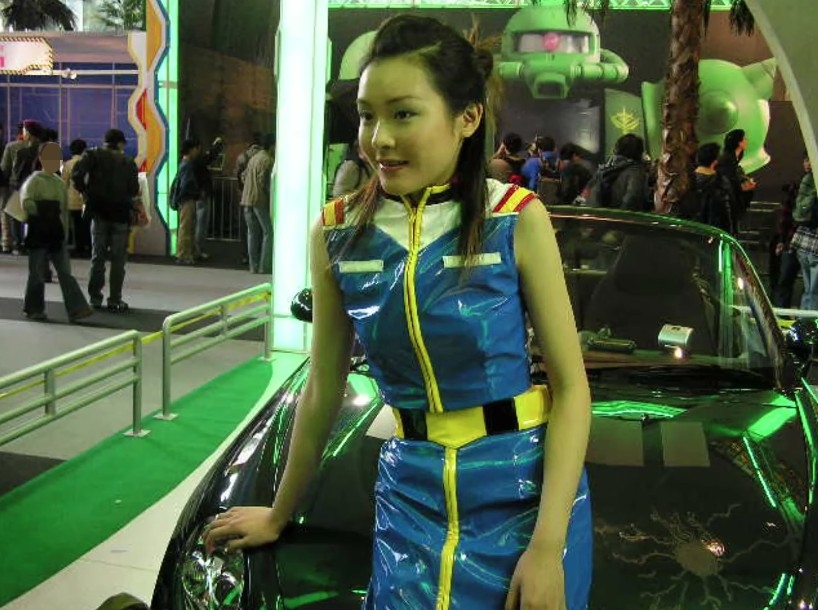 Ali畢業後曾做模特兒