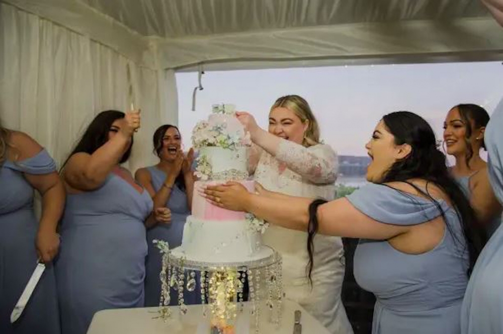 Kayley砸爛婚禮蛋糕,向未婚夫的行為泄憤。