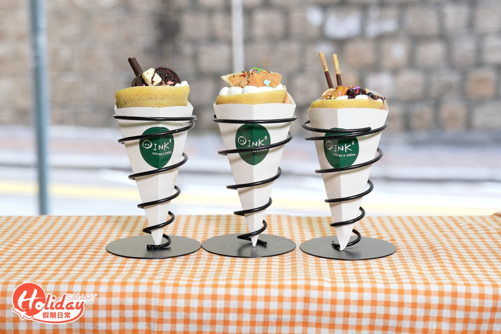 可麗餅選用韓國麵粉和日本牛奶製成，更特別在餅皮中加入天然糖，令可麗餅本身帶着一陣香甜，餅皮質地偏軟熟，蛋香十足，而裏面的忌廉同樣是自家製，選用低糖配方，其可麗餅與其他店不同之處，口味上會偏向以鮮果為主，食落不會太膩。