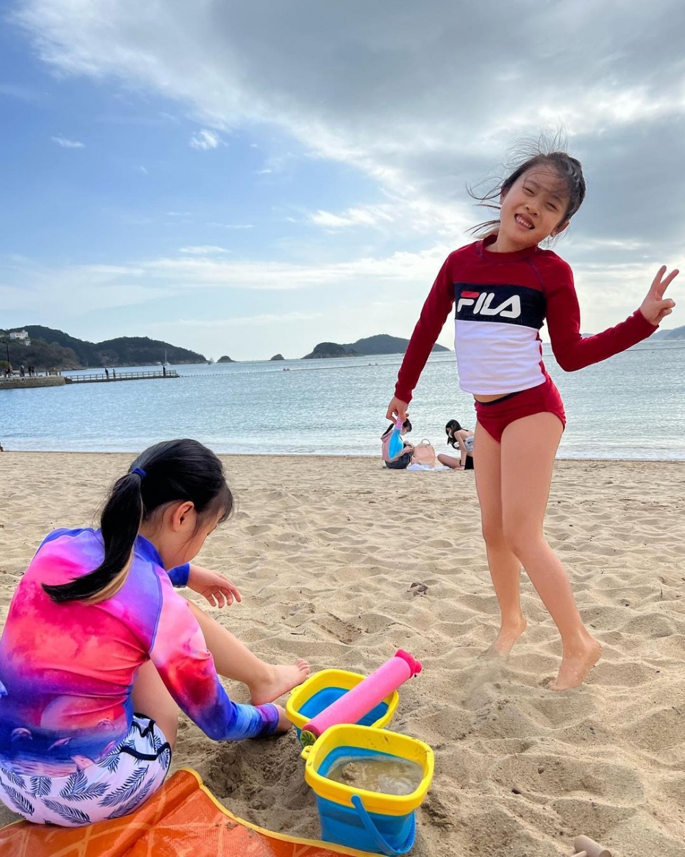 過去嘅週末佢哋去咗沙灘玩。