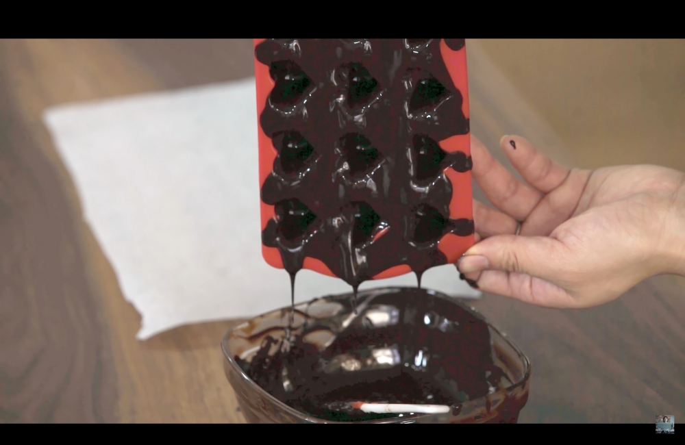 輕輕搖晃模具，讓裡面的朱古力可均勻裹到每一面。