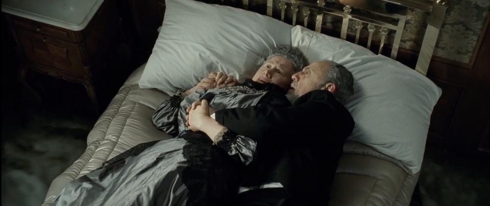 在床上相擁等待死亡的老夫妻，取材於真人真事。