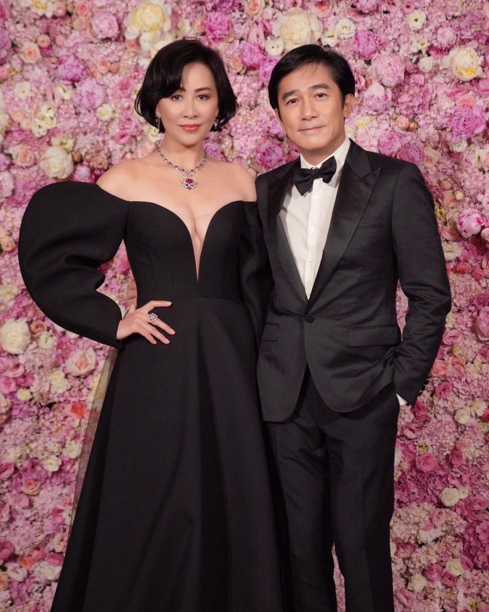 有人認為梁朝偉已婚多年，喺情人節呢個節日公開晒初戀情人呢個行為好唔尊重人哋嘅現任妻子劉嘉玲