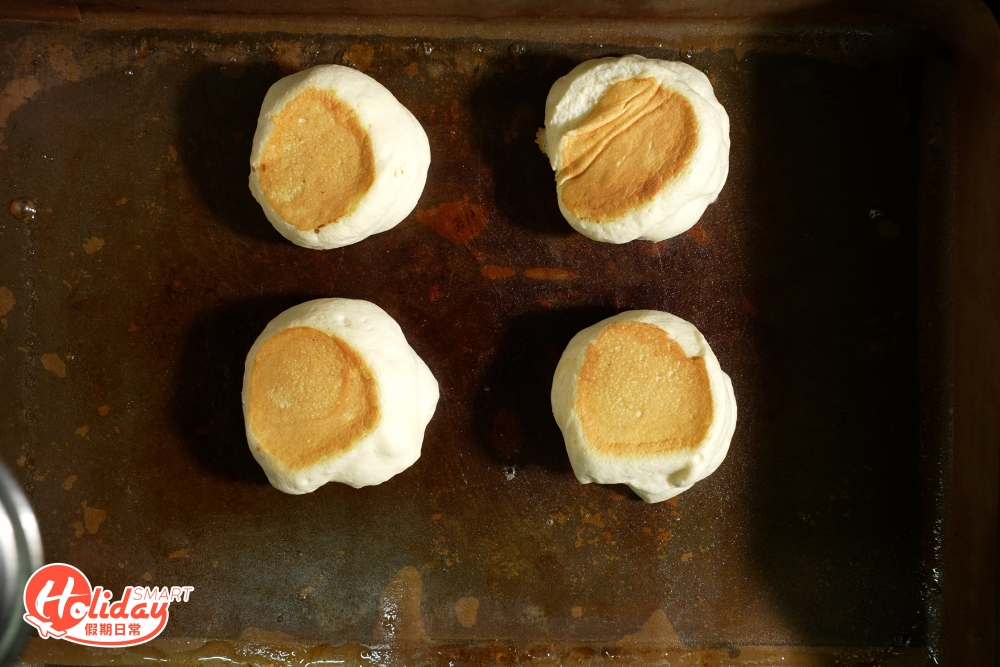 店內的梳乎厘班戟一律用韓國雞蛋和日本麵粉製作，貪其雞蛋味較濃之餘，亦令班戟更加挺身，每份即叫即製，以保持最佳的口感，由拂蛋、拌粉到慢火煎烘都一絲不苟，班㦸漿擠在熱爐上 以煎焗方法整作。