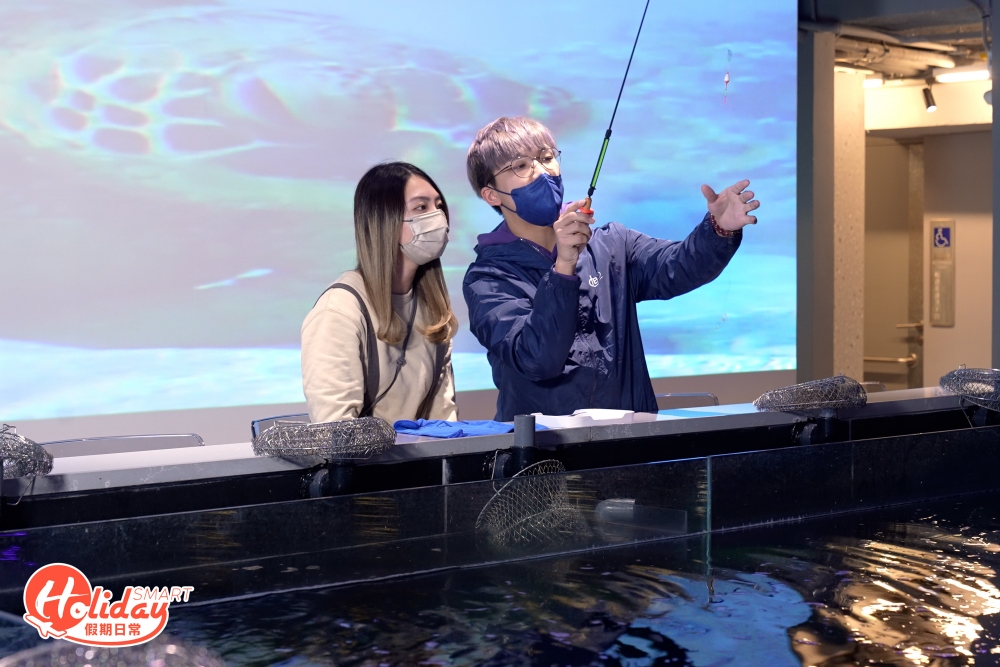 釣蝦收費以每小時計算，收費$140一小時，玩的時間愈長，價錢愈便宜，按人頭計算，最平$102.5一小時，價錢包括蝦餌和釣具，蝦餌都是一般釣蝦場常用的赤尾青蝦，如果釣蝦新手都不用擔心，職員在開始前會先講解基本的釣蝦技巧。