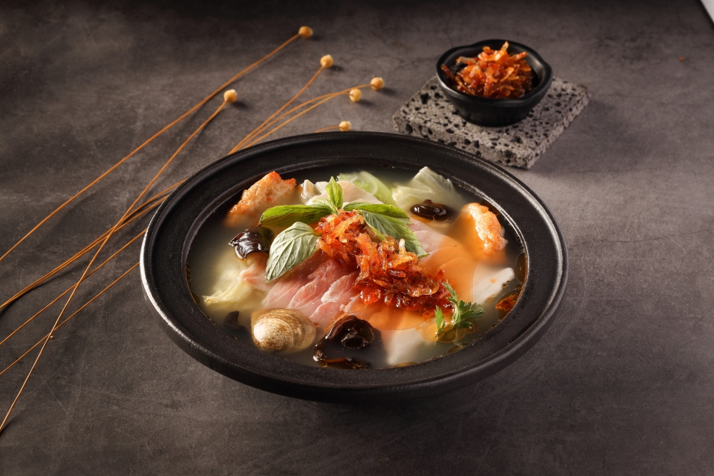 「爆炒櫻花蝦鲜鍋」，爆炒後的章魚乾與櫻花蝦鮮香十足，配上濃醇湯頭令人驚豔