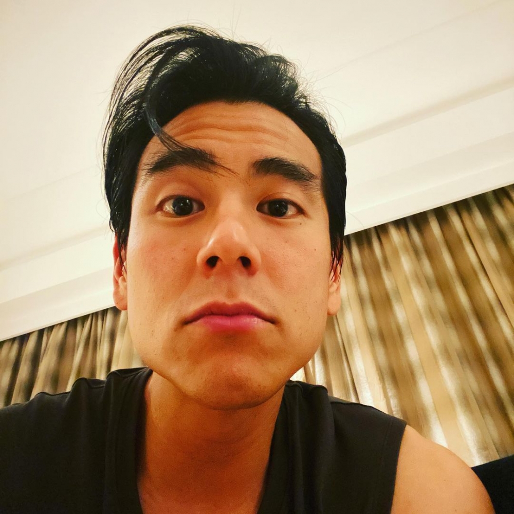 網民影到彭于晏喺北海道同一位女伴喺餐廳用餐。