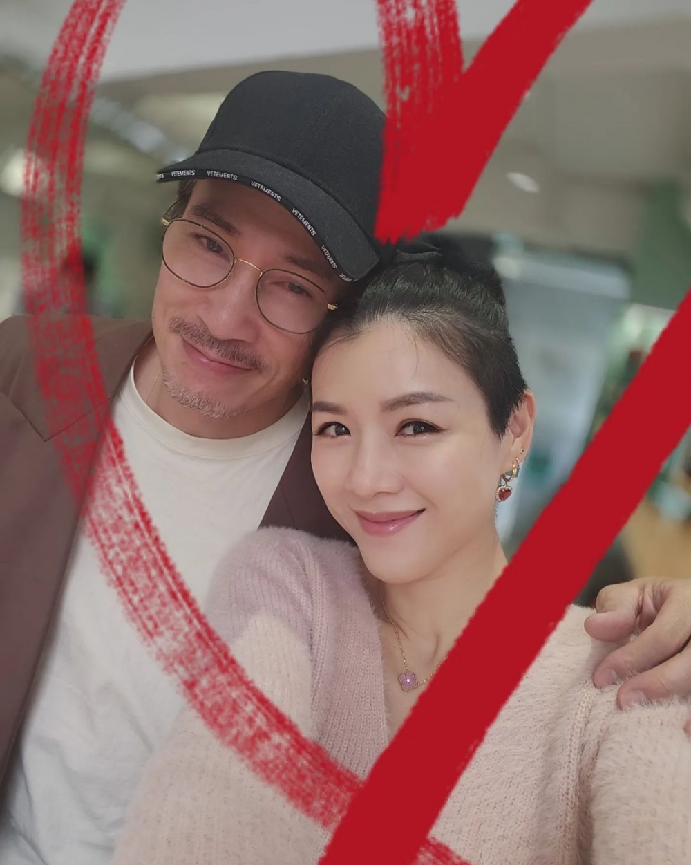 陳豪係圈中有名嘅「愛妻號」，多年嚟佢送咗好多Hermès手袋畀老婆陳茵媺。