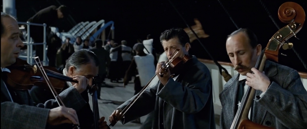 在所有人逃生時仍然堅持的演奏的幾位音樂家，在真實船難中確實有此事。