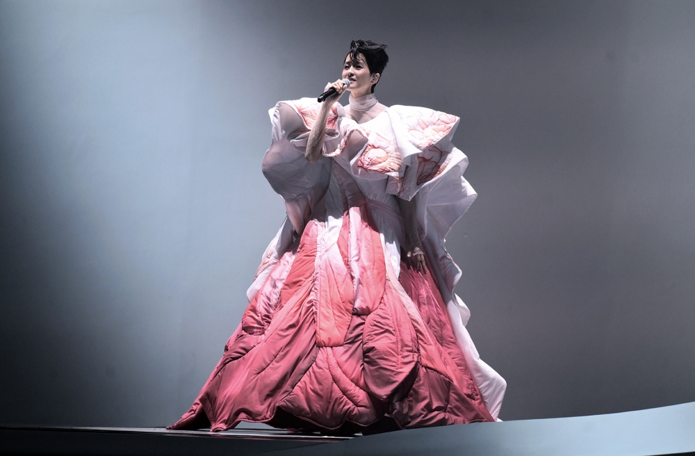 梁文禮聲稱「着上一張抹完鼻血嘅紙巾」嘅服裝