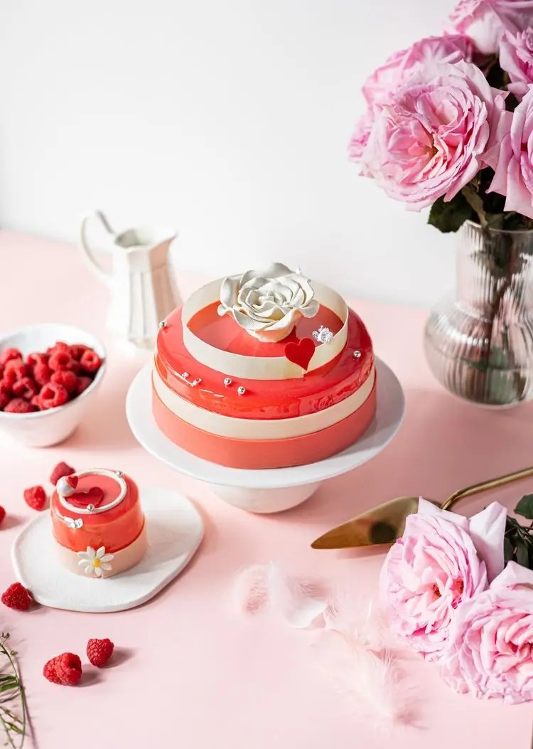 「花漾綻放」紅桑子洛神花白朱古力蛋糕。