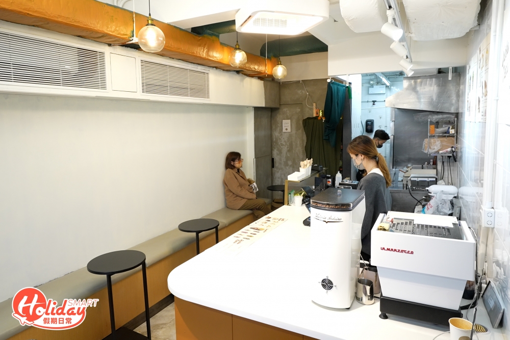 前身為CBD咖啡店，店內裝修大致保留上手格局，連屋簷仍留有上一手店名，設有少堂食位，供應梳乎厘班㦸、奶昔沙冰和咖啡，吸引不少行山友行完山後來歎個下午茶。