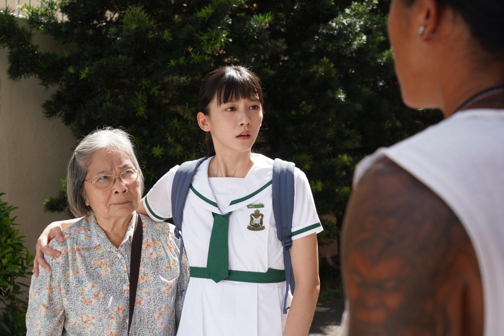 事主的外婆想替她擦藥油，要求事主把衣服掀起