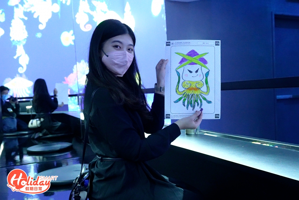 可與小朋友在畫上設計創意的海洋生物，經工作人員掃描後，所創作的畫作就會出現於海洋之中暢遊！