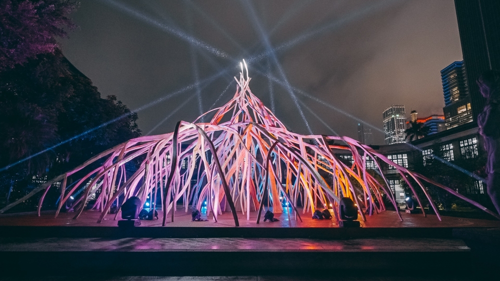 《和祖靈對話的路徑》以原民部落中重要精神象徵—火塘（堆）為造型。