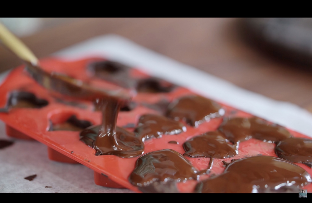 再倒入黑朱古力（外殼）封住酒心內餡。