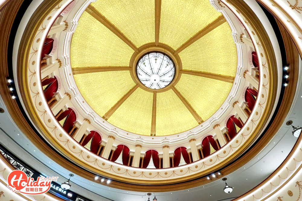 走到莎士比亞大廳，是個樓高三層的中庭，它是仿照倫敦皇家阿爾伯特音樂廳。