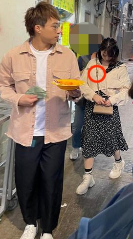 愛子右肩卻明顯見到一個扣