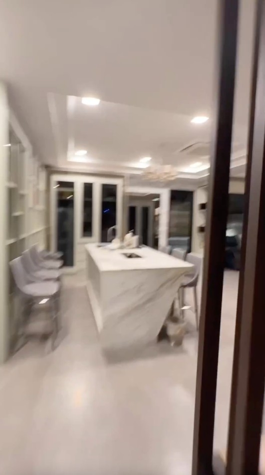 一樓設有2個客廳2個飯廳