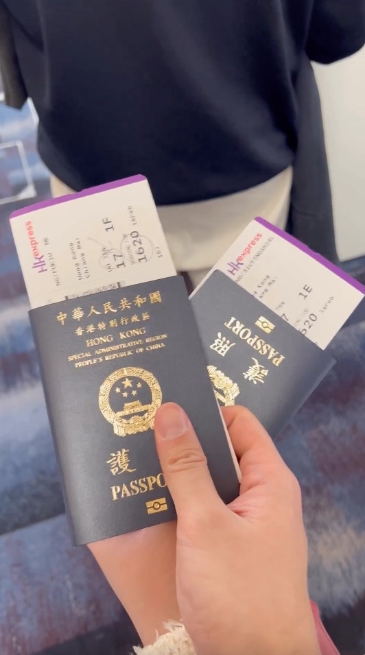 佢同伍富橋卻係搭廉航出遊，十分貼地