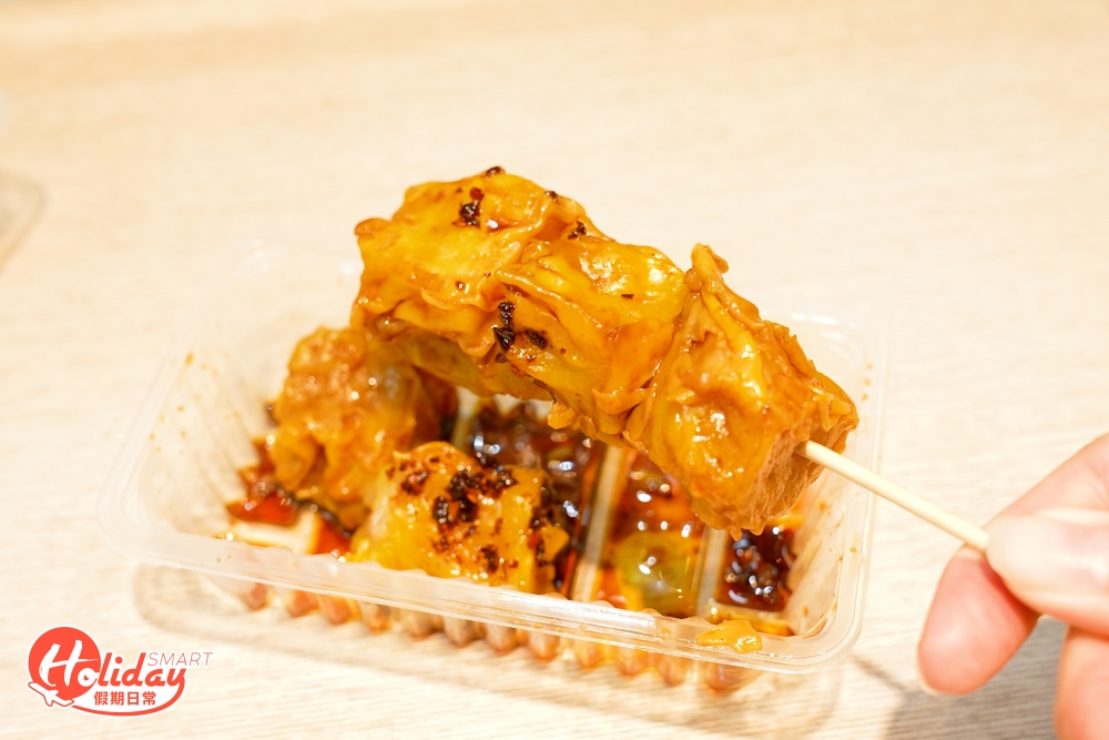 「粉果佬」的燒賣比坊間的燒賣大粒,粒粒外型不規則亦是手工燒賣的象徵,燒賣餡加入肉質彈嫩的鯊魚肉及少量五花肉增添幾分油香,更將大地魚肉油炸並磨成粉,以機器混和後,再以人手打至起膠,其手工燒賣食落質感偏結實煙韌,不過有人可能會覺得粉感太重,但豬油香與魚香做到互相提鮮,燒賣皮亦蒸得夠滑溜。