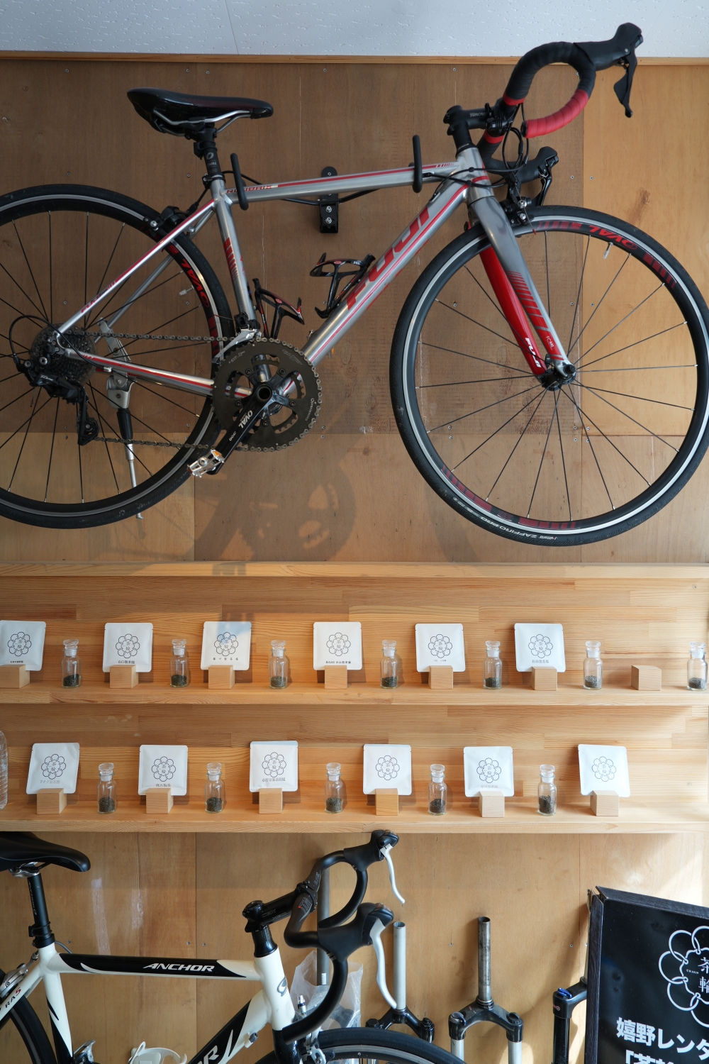 溫泉街中嘅SHIMOMURA CYCLE單車店就可以體驗到當地獨有嘅「茶輪」活動