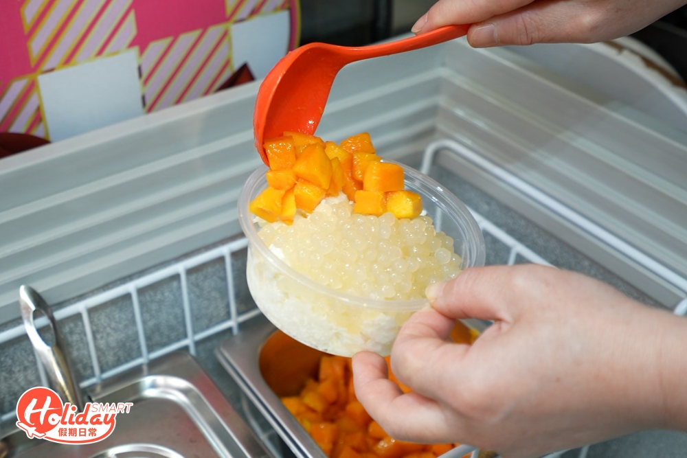 這款芒果白雪西米露也是人氣款式，冰涼的雪花冰選用3.6手乳製作！