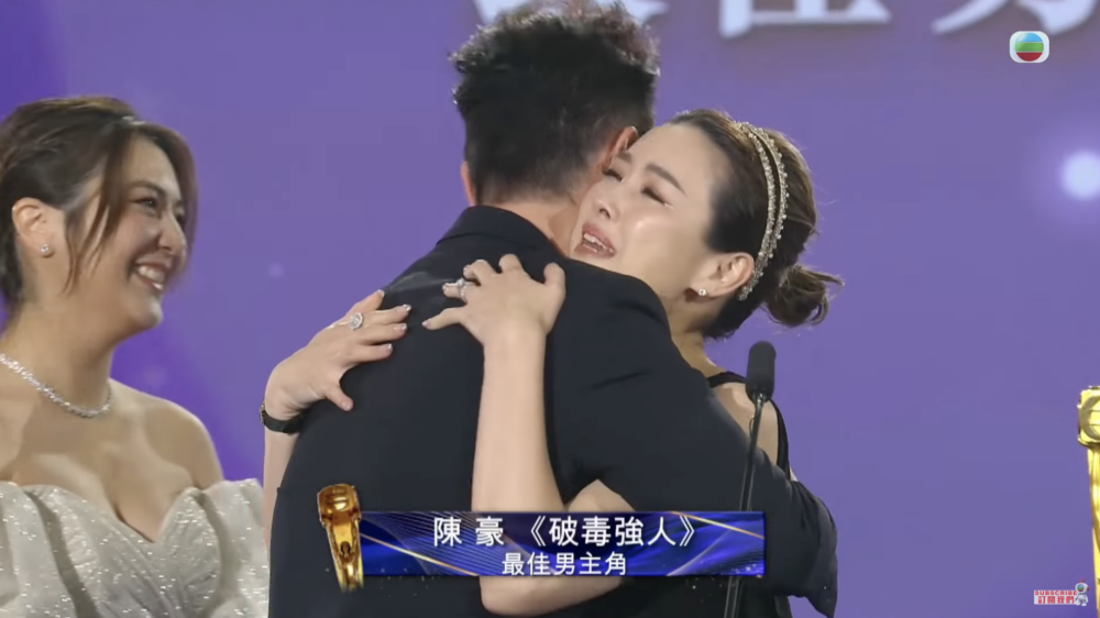 負責頒獎嘅陳茵媺亦激動落淚