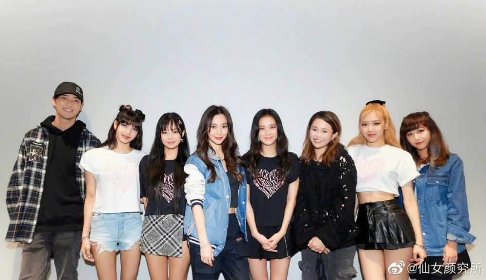 大合照中Angelababy企正喺中間,旁邊分別係Jennie同Jisoo
