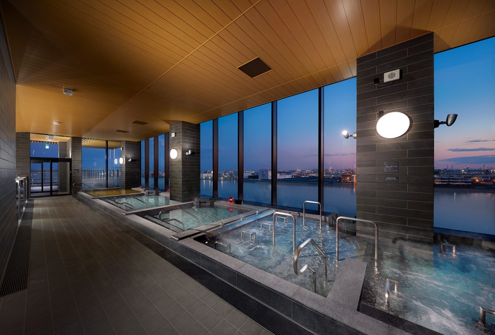 除了露天溫泉，仲有室內溫泉、岩盤浴和桑拿等設施。