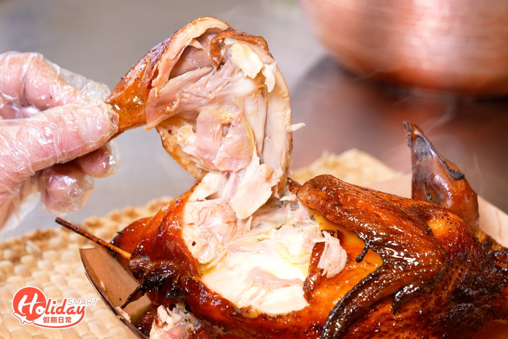 剛在窯拿出來的燒雞還是冒煙，每隻雞外皮燒至均勻金黃色，撕開是皮脆肉嫩，帶淡淡煙燻味，流出來的是雞汁而不是雞油，雞肉食落有淡淡香草味，蘸試雞汁同食更加鮮嫩可口，一隻雞兩人同食份量剛剛好。