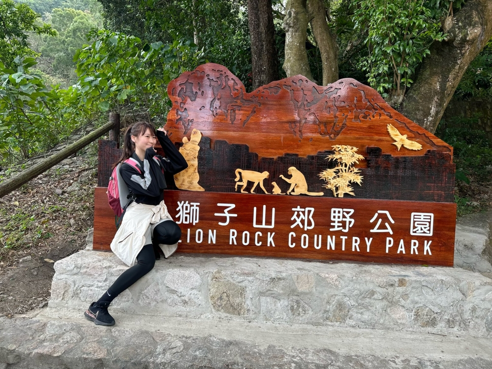 婚後愛子跟隨丈夫定居香港，更不時會晒下行山相。