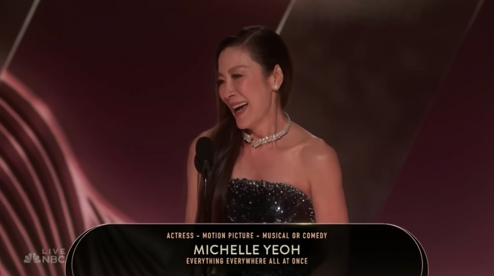 楊紫瓊憑電影《奇異女俠玩救宇宙》奪得金球獎