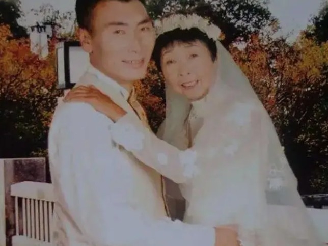 內地一位58歲婦人馬玉琴因為同小學同學兒子結婚而引起熱議
