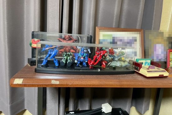 倉田房間內仍有一字排開嘅模型。