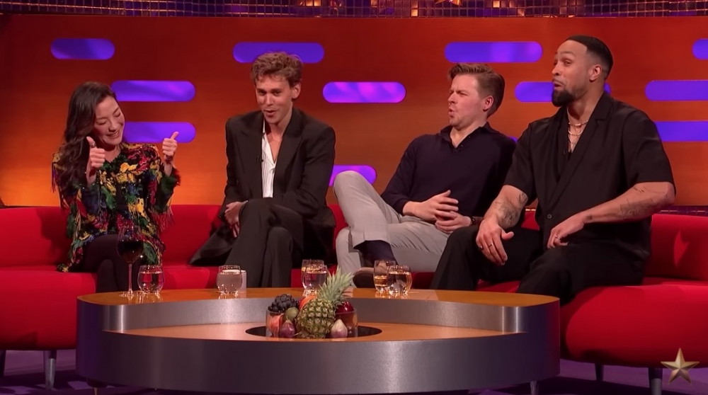 成龍：「did you know your boys came to see me first！」嘉賓都露出驚訝表情但楊紫瓊表示：「It's okay! We are good friend.」