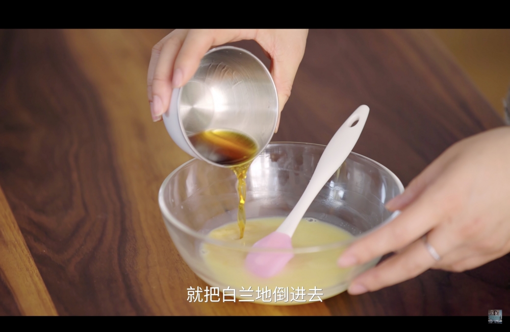 朱古力攪拌至順滑狀態後,加入白蘭地。