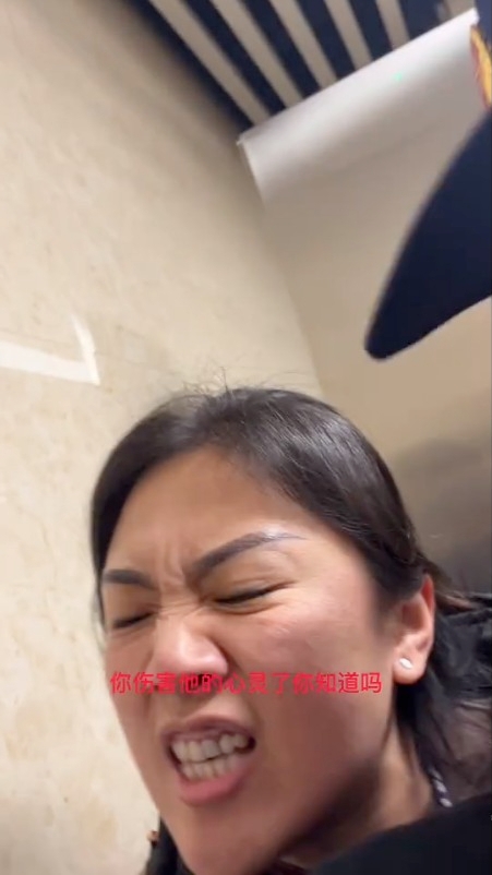 該名母親衝向事主怒罵，被職員撳住。