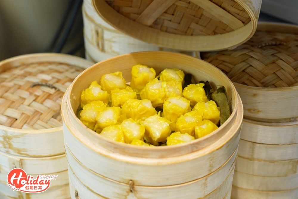 人氣最高的魚肉燒賣,特別以荷葉放入蒸籠加熱,風味與屋企自己蒸與別不同,其燒賣以門鱔和紅衫魚製成,出來口感彈牙。