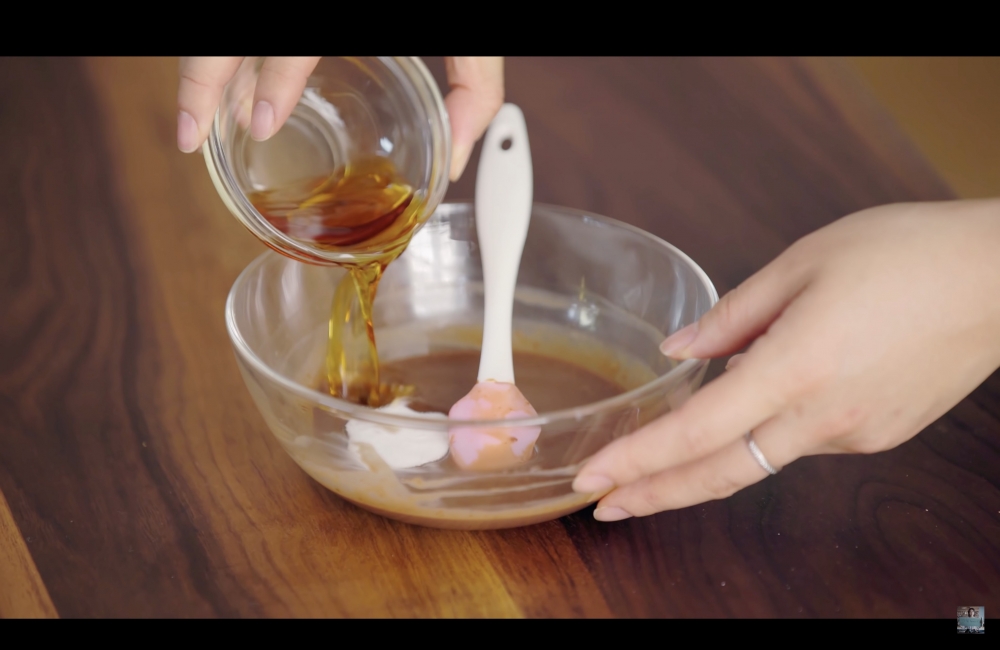 朱古力攪拌至順滑狀態後，加入糖和朗姆酒。